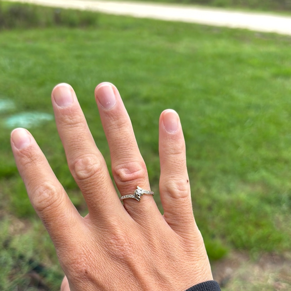 Beautiful 10k solid gold and diamond ring